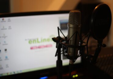 6 melhores podcasts de investimentos, negócios e economia para te ajudar a ganhar mais