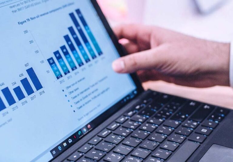 notbook com gráfico, ativos reais