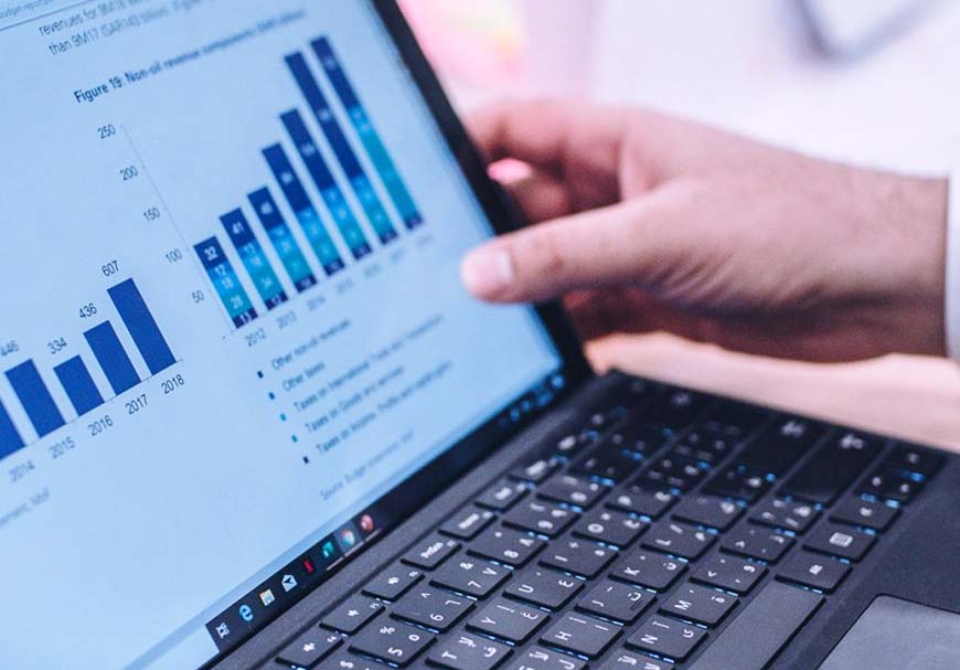 notbook com gráfico, ativos reais