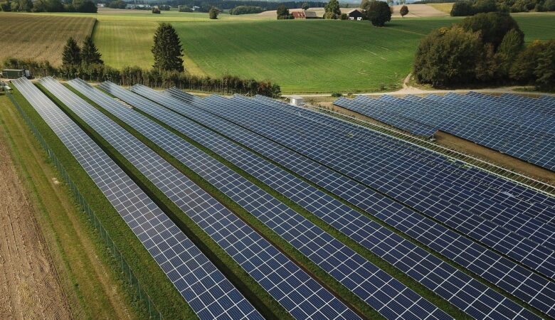 como ganhar dinheiro com energia solar