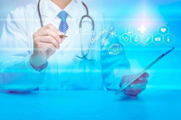 médico com estetoscópio segurando um tablet, healthtechs