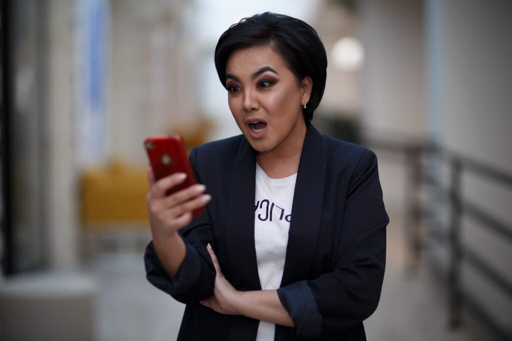 mulher espantada olhando o celular