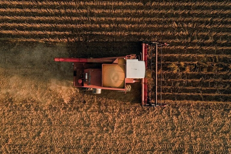 trator em lavoura, perspectiva mercado agronegócio 2022