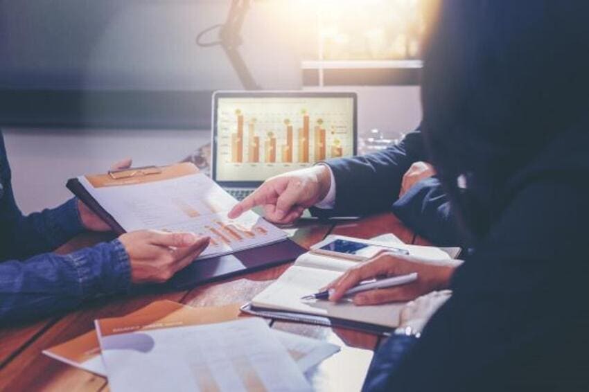 homem mostrando resultado, ativos alternativos