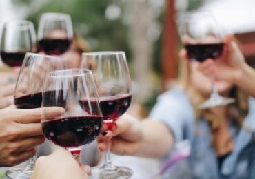 Confrarias de vinho reúnem apreciadores e investidores de rótulos raros no Brasil