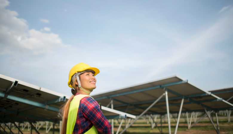 mulher com capacete na usina solar
