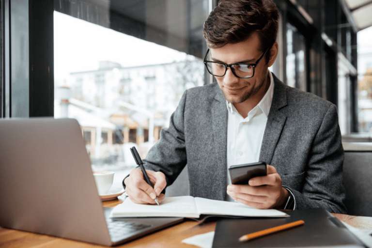 homem em frente ao notbook, crédito privado