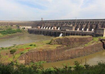 Energia solar no Brasil atrai investimentos bilionários e supera Itaipu