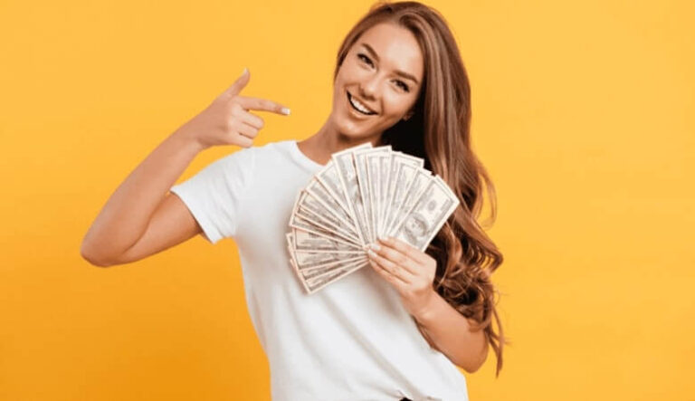 mulher vestindo blusa branca e segurando dólares, seus dividendos