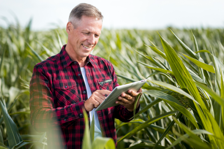 homem em plantação segurando tablet, fiagro