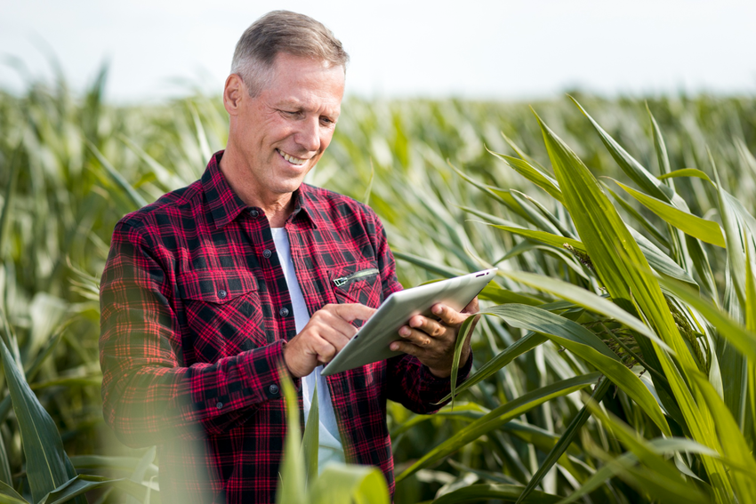 homem em plantação segurando tablet, fiagro