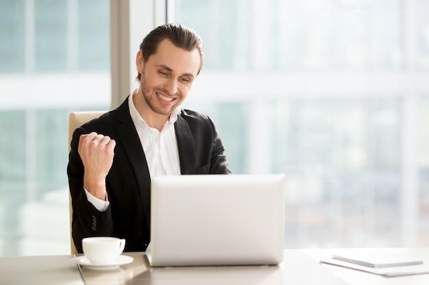 homem comemorando, openeem