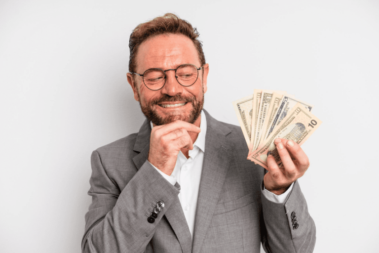 homem segurando dólares de operações estruturadas