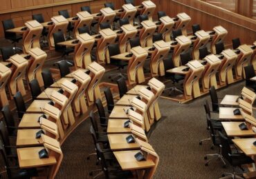 Saiba como as tensões políticas impactam no mercado financeiro