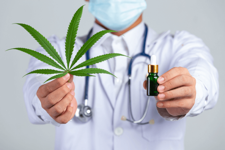 cientista segurando folha da cannabis e medicamento,Trend Cannabis FIM