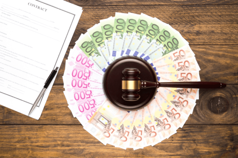 cédulas de dinheiro na mesa, Antecipação de recebíveis online