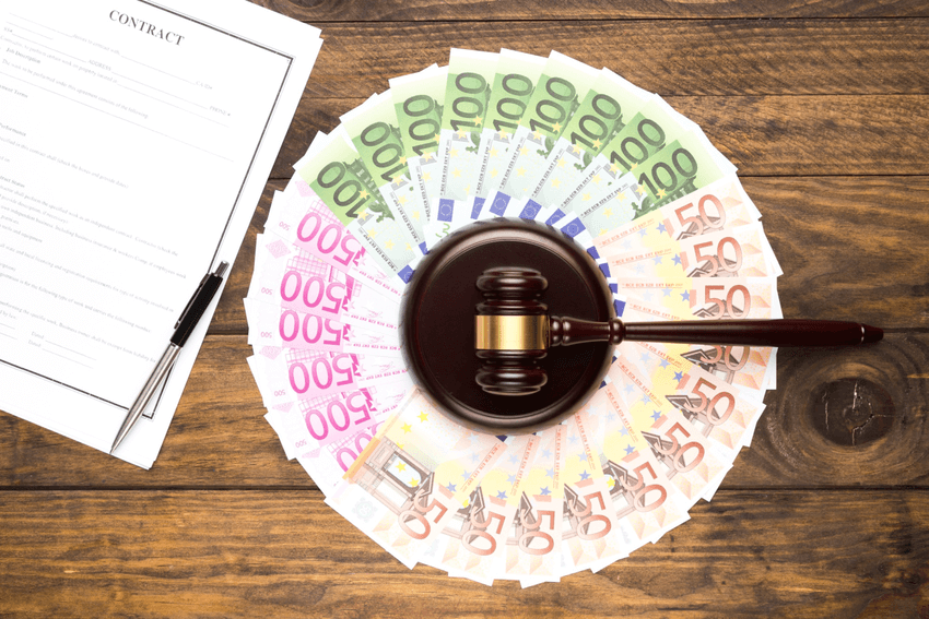 cédulas de dinheiro na mesa, Antecipação de recebíveis online