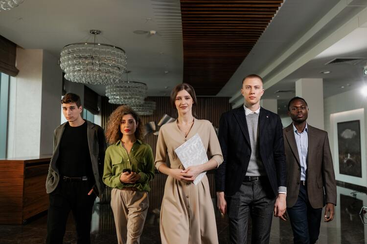 mulher de frente com pessoas atras andando, Compliance